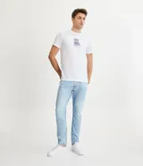 Pantalón de jean masculino marca Blue Steel, modelo super skinny, de color azul claro con efecto lavado. Cuenta con cierre de botón y cremallera, y bolsillos funcionales.