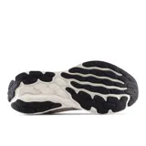 Championes de running New Balance modelo 680 V8, color crema con detalles en plateado y suela blanca con tecnología Fresh Foam.