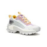 Championes Caterpillar modelo Intruder, de diseño robusto y estilo chunky. Presentan una combinación de colores blanco, lila y detalles en amarillo. Cuentan con suela de goma dentada de gran tracción, entresuela de EVA y logo de la marca en el lateral y la lengüeta.