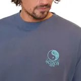 Remera azul de manga corta con cuello redondo y estampado pequeño en el pecho.