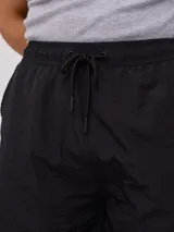 Bermuda cargo Rusty de corte recto, confeccionada en poliamida con acabado texturizado. Presenta cintura elástica con cordón de ajuste, bolsillos laterales tipo cargo con solapa y bolsillos frontales.