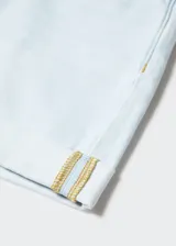 Short mom-fit de tiro alto confeccionado en tejido de algodón estilo vaquero, con diseño de cinco bolsillos, cierre de cremallera y botón, y bajo con vuelta.