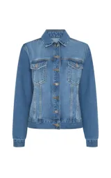Chaqueta de jean clásica con cierre frontal de botones metálicos, bolsillos frontales con solapa y costuras reforzadas. Presenta un lavado azul medio con efecto desgastado.