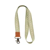 Llavero para cuello color verde con diseño estampado geométrico y floral en tono claro. Cuenta con un aplique de cuero sintético marrón con detalle grabado y un gancho mosquetón metálico oscurecido.