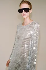 Vestido corto de punto con cuello redondo y manga larga, completamente cubierto de lentejuelas brillantes y perlas decorativas.