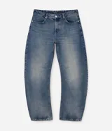 Pantalón de jean azul con lavado desgastado, de corte baggy holgado, tiro medio y diseño con recortes curvos en las piernas. Cuenta con presillas para cinturón, bolsillos clásicos y cierre frontal con botón y cremallera.