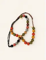 Collar regulable de cuentas multicolor en tonos tierra, verde, rojo, mostaza y gris, montado sobre cordón ajustable.