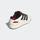 Championes Adidas Forum 2000 de cuero blanco con detalles en negro y rojo. Presentan las tres tiras clásicas de Adidas en negro, cordones negros y suela color crema.