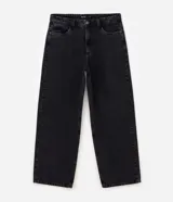 Pantalón de jean negro de corte super baggy, con tiro medio, diseño holgado y bolsillos funcionales.