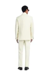 Pantalón relaxed fit confeccionado en mezcla de lino y lana, de corte recto con pinzas delanteras y bolsillos de vivo en la parte posterior. Cuenta con cierre frontal con cremallera y botón oculto.