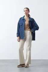 Remera de manga larga color blanco, de calce entallado, con cuello redondo a la base y costuras verticales decorativas que estilizan la silueta.