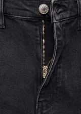 Jeans slim de tiro medio en color negro lavado, con diseño crop, cierre de cremallera y botón, trabillas, bolsillos delanteros y bolsillos traseros de parche.
