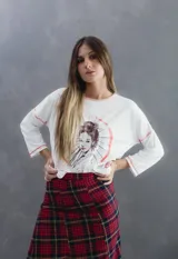 Remera de algodón de corte holgado con mangas caídas y estampa frontal de una gueisha. Presenta costuras pespunteadas en tono contrastante.