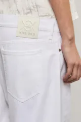 Pantalón de denim blanco de tiro bajo con silueta barrel de amplio volumen en las piernas, confeccionado en algodón.