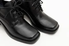 Zapato acordonado de cuero color marrón chocolate, con punta cuadrada y tacón ancho.