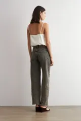 Jean recto de tiro medio color gris con efecto acid wash. Cuenta con bolsillos traseros clásicos y trabillas para cinturón.