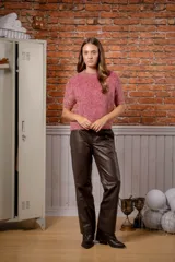 Sweater de punto de manga corta en color rosa con destellos dorados, de cuello redondo y textura suave.