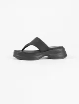 Sandalia tipo ojota con plataforma, de diseño minimalista con tiras anchas y base de goma ligera.