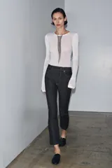 Jeans de mezclilla azul claro, tiro medio, corte recto y ligeramente acampanado en el bajo. Presenta cinco bolsillos y cierre frontal con cremallera y botón metálico.