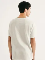 Camiseta de corte regular en color azul marino, confeccionada en tela con textura horizontal sutil, cuello redondo y mangas cortas.