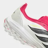 Championes de fútbol Adidas Predator League para césped artificial, con diseño en color fucsia y blanco, destacando las tres tiras laterales en negro. Incorporan tecnología Nanostrike para mayor precisión y suela de goma con tecnología Powerspine para optimizar la potencia en el golpeo.