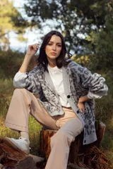 Jean de corte recto y tiro medio en color beige, con costuras a contratono y bolsillos laterales.