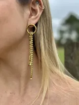 Aro colgante dorado con forma de argolla superior de la que cuelgan múltiples tiras de strass brillantes.