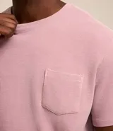 Remera masculina de algodón texturizado color beige, con cuello redondo, mangas cortas y bolsillo delantero.