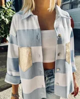 Camisa de algodón a rayas horizontales celestes y blancas, con bolsillos dorados en el pecho.