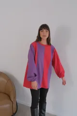 Buzo de viscosa con diseño a rayas verticales rojas y beige, mangas largas abullonadas con puños elastizados.