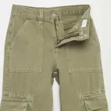 Pantalón tipo cargo de gabardina color verde oliva, con corte recto, bolsillos laterales tipo cargo con solapa y bolsillos frontales amplios.