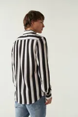 Camisa de mangas largas con estampado a rayas verticales en tonos verde oliva, blanco y azul. Corte regular y logo bordado en el pecho. Confeccionada en viscosa.