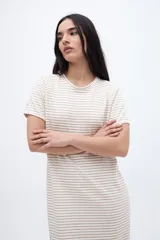 Vestido largo de algodón con rayas horizontales finas en color gris y blanco, corte recto y mangas cortas.