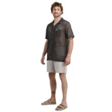 Camisa O'Neill modelo Summertime de manga corta, color gris oscuro, confeccionada en tejido de red con cuello tipo cubano, cierre frontal de botones y bolsillo aplicado en el pecho.