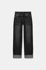 Jeans de tiro alto color negro lavado, con cintura cruzada, cinco bolsillos y pernera recta. El bajo está acabado en vuelta y tiene cierre frontal cruzado con cremallera y botones.