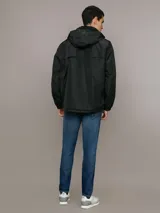 Campera ligera Calvin Klein de corte regular, confeccionada en tejido técnico resistente al viento y la llovizna. Presenta cierre frontal con cremallera, capucha ajustable con cordones, bolsillos laterales con cierre y puños elásticos.