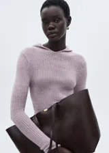 Jersey de punto canalé con capucha, de manga larga y ajuste entallado.