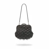 Bolso de mano estilo vintage, completamente bordado con mostacillas en tono peltre formando un patrón de escamas. Presenta una boquilla metálica dorada con cierre a presión y una cadena metálica a tono para llevar al hombro.