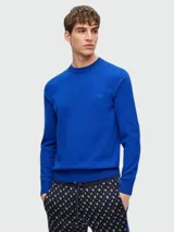 Sweater azul de algodón con cuello redondo y logo bordado en el pecho.