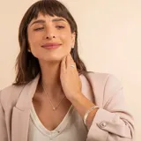Brazalete tipo esclava rígida de diseño minimalista y superficie lisa, confeccionado en plata 925.