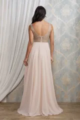 Vestido largo de fiesta con escote en V, cuerpo superior ajustado con bordado de pedrería y falda fluida de gasa con tajo lateral profundo.