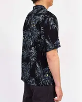 Camisa de manga corta negra con estampado de bambú en tonos azules y amarillos, cuello cuban y cierre frontal de botones.