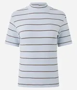 Blusa de ribana color marrón con rayas horizontales blancas, cuello medio, mangas cortas y corte ajustado.