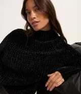Buzo celeste de chenille con cuello alto y mangas largas.
