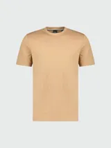 Remera de algodón de corte regular, color gris oscuro, con cuello redondo y logo de la marca bordado discretamente en el pecho.