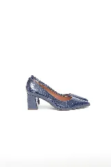 Zapato de tacón medio ancho tipo bloque, color azul marino con acabado brillante y textura en relieve efecto cocodrilo, con punta fina.
