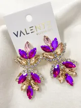 Aros colgantes con forma de flor, con engarce de strass y piedras facetadas en tonos rosa, fucsia y dorado.