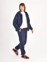 Campera negra con capucha, cierre frontal completo y cordones ajustables. Presenta un diseño liso y funcional con bolsillos laterales.