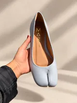 Zapatos tipo Tabi de cuero color celeste, con diseño de punta dividida característico y plantilla marrón de la marca Mari.