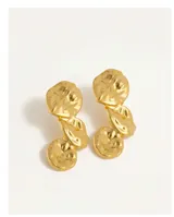 Par de caravanas de acero con baño de oro, con diseño orgánico de formas circulares y texturizadas unidas entre sí.